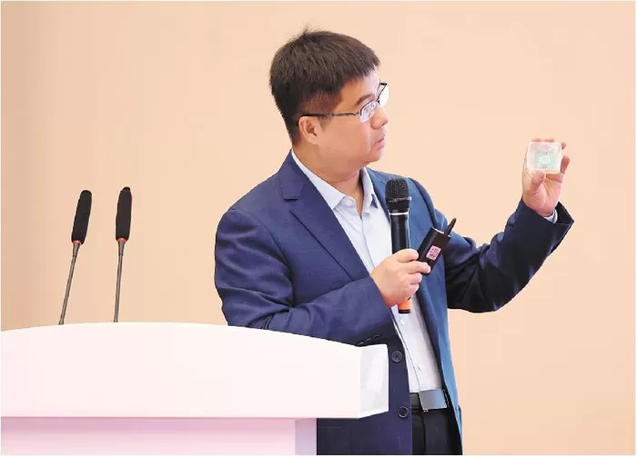 这家企业把“力觉传感器”做到芯片级 本文转自：大众日报方垒 张锡坤孙启萌展示芯片级的硅基MEMS六维力传感器。（□通讯员 王玉璋 侯振鹏 报道）□ 本报记者 方垒 张锡坤“这是我们这次参会带来的新款产品——芯片级的硅基MEMS六维力传感器，尺寸只有8毫米×8毫米，厚度0.8毫米。”8月7日下午，“齐鲁制造会客厅”机器人专场活动现场的展示区，山东港智创信电子科技有限公司董事长孙启萌从展台上拿起一枚比指甲盖还小的器件，向围观的人介绍。旁 [date