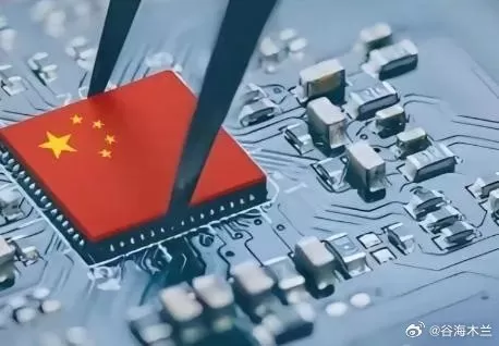 中国用成熟芯片反杀美国高端封锁 中美芯片大战，日本人曾发现了一个大“秘密”！美国靠着尖端芯片硬磕中国，而中国呢，却悄悄用成熟芯片把全球市场搅得天翻地覆。过去几年，美国的芯片打法简单且极端，全程聚焦尖端领域围堵。靠着EUV光刻机垄断、高端芯片技术壁垒、海外设备禁令，死死卡住中国先进制程的脖子，严禁3纳米、5纳米、7纳米顶级芯片和设备流入国内，试图直接锁死中国高端芯片的升级路径。在美国的认知里，只要拿捏了尖端技术，就能掌控全球芯片话 [date
