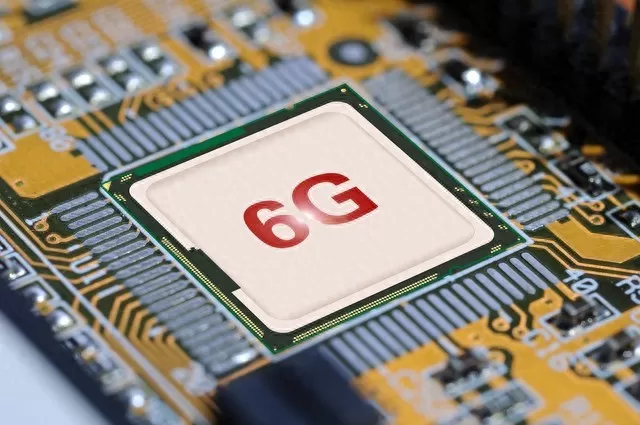 卡得住光刻机，卡不住中国科技！国产换道突破6G高频芯片  国产半导体一直绕不开一个痛点：高端光刻机受限。 也正因如此，网上一直有两种极端声音。 网友认为，没有EUV光刻机，国产先进芯片永远无法突破，高端赛道彻底被锁死。 但业内科研团队早已跳出固有思维：芯片不止纳米光刻一条路，6G高频芯片正在实现换道突围。 看似无解的技术封锁，其实正在被一套全新的国产技术路线悄悄破解。这也是目前国内半导体最聪明、最高效的破局方式。 很多普通网友有一个巨大认 [date