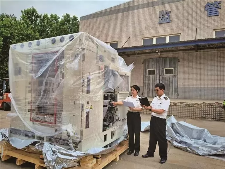 通关提速，西安芯片锂电池高效出海 转自：陕西发布夏日，滚滚热浪席卷西安，多地最高气温突破40摄氏度。美光半导体（西安）有限责任公司无尘车间内，却是一派繁忙有序的生产景象，自动化产线高速运转，一颗颗精密芯片在各道工序间平稳流转、精雕成型。7月30日，身着防护服的海关关员在该公司生产一线，对真空封装的半导体货物开展精细化、无损化查验，全程规范严谨、高效顺畅。随着大模型与AI算力产业爆发式增长，全球高性能存储芯片需求持续激增，关中综合保 [date