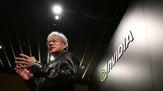 英伟达在芯片使用寿命问题上表态前后矛盾  英伟达希望客户尽可能多采购自家新一代AI芯片，同时又要让客户相信，手里的老款AI芯片仍能长期保值。这两个目标，它能否同时达成？ 英伟达之所以能实现高速增长，在于它说服大型客户几乎每年都要全面切换到最新、性能最强的硬件。 周一，英伟达、OpenAI与SB Energy签署协议，OpenAI新建的8吉瓦算力空间将全部采用英伟达下一代芯片。英伟达首席执行官黄仁勋称，每一代新硬件有望为英伟达带来1 [date