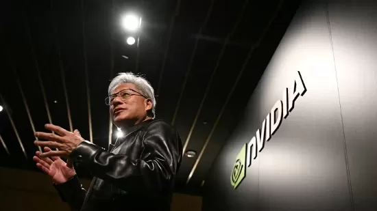 英伟达在芯片寿命问题上传出矛盾信号 英伟达首席执行官黄仁勋 英伟达一方面希望客户尽可能多采购下一代 AI 芯片；另一方面又想让客户相信，自家老款 AI 芯片仍能长期保值。这两个目标，英伟达能够同时实现吗？ 英伟达之所以能实现高速增长，是因为它说服各大大客户几乎每年都全面切换到英伟达最新一代硬件。举例来说，在 2024 年中国台湾台北电脑展（Computex）上，英伟达直接把硬件更新周期从两年缩短至一年，促使客户更频繁地升级设备。 [date