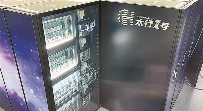 AI芯片迭代潮，催热“液冷”！ 本文转自：深圳商报在国家超级计算太原中心，机组用全浸没液冷技术降温。新华社发深圳商报首席记者 王海荣英伟达、AMD、谷歌等龙头企业的AI芯片持续迭代，正大幅推升液冷需求，推动液冷散热成为高端AI基础设施的标准配置，并迸发出全球AI基础设施建设投资新周期的新机遇。液冷散热成高端AI基础设施标配市场研究机构TrendForce集邦咨询8月17日发布的AI服务器产业研究报告指出，在AI基础设施的建设浪潮 [date