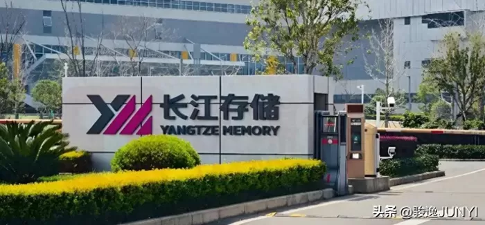日赚3.7亿！长江存储IPO，存储芯片的暴利能撑多久？  一季度净赚334亿，折合每天进账3.7亿，毛利率干到76.77%。这不是互联网平台，也不是白酒龙头，而是一家做存储芯片的公司——长江存储。8月21日，它的科创板IPO申请被受理，A股又一个“巨无霸”正式站到门口。 很多人看到这个数字第一反应是：芯片行业这么赚钱了？其实不是芯片行业突然变成印钞机，而是存储芯片这个“周期之王”，又站到了风口上。 从巨亏191亿到暴赚334亿，只用了两年 翻一 [date