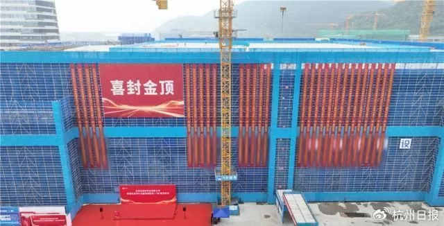 国产AI算力迎来“芯”质检官！百亿级芯片测试基地在富阳封顶 日前，浙江省“千项万亿”重大产业项目——位于杭州富春湾新城的杭州芯光半导体有限公司高端先进芯片全国测试基地（一期）项目主体工程顺利结顶。这个百亿级重资产标杆项目的快速推进，不仅为富阳打造“浙江光谷·富春芯城”按下了加速键，更标志着国产AI芯片在自主可控的征途上，多了一位关键的“品质守门人”。在AI算力爆发的时代，芯片测试早已不是传统意义上的后端“质检员”，而是决定AI芯片良率、量产节奏乃至长期运行 [date