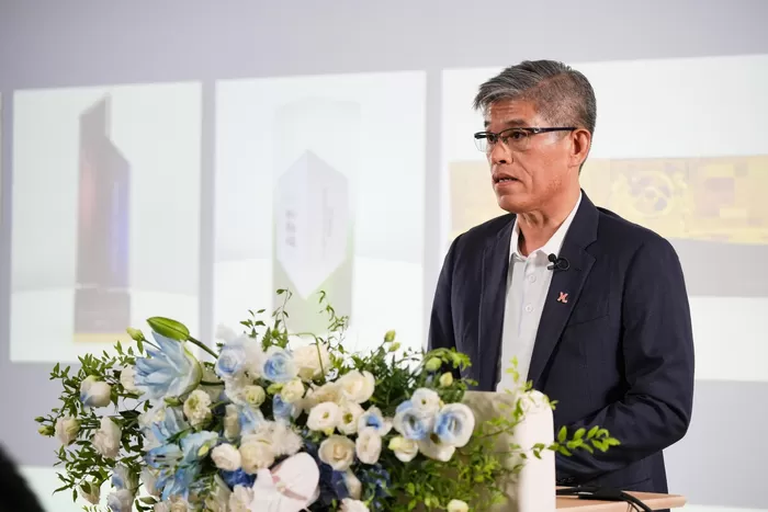 荷兰断供之后，安世中国要把芯片价格打下来 界面新闻记者 | 陆柯言界面新闻编辑 | 文姝琪经历与荷兰总部近一年的控制权争夺后，安世中国核心管理团队近日首次集体亮相，并召开了一场久违的发布会。带着12英寸晶圆产品和一套更具攻击性的价格方案，这家公司试图重新夺回被断供打乱的市场节奏。8月22日，安世中国集中发布了20余款基于12英寸晶圆平台的MOSFET、逻辑IC和双极性分立器件，产品面向汽车、AI服务器和工业控制等领域。安世中国CEO张秋明 [date