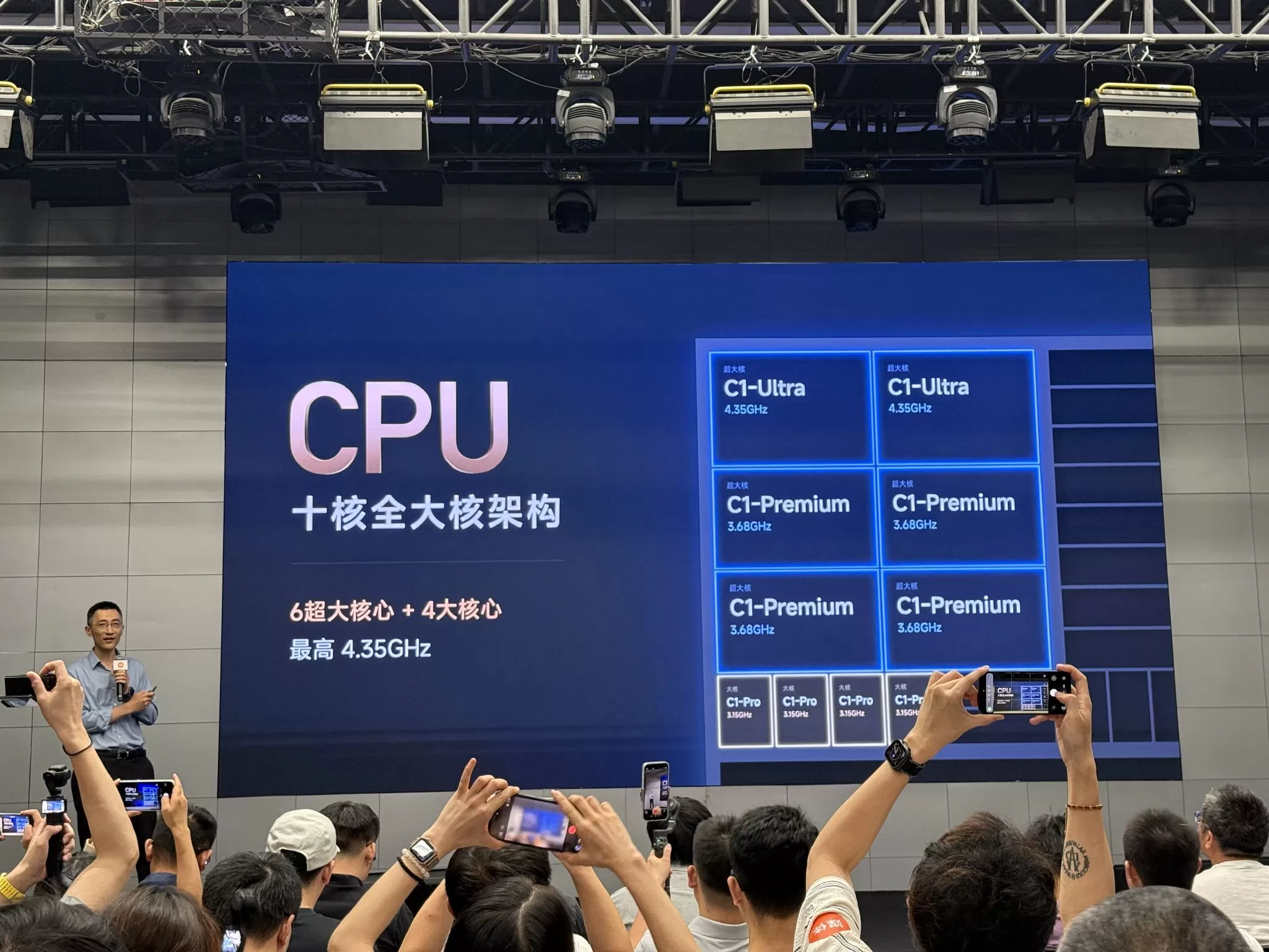 小米扩张自研芯片版图 界面新闻记者 | 伍洋宇界面新闻编辑 | 文姝琪8月24日，小米举行玄戒芯片技术沟通会，集中披露玄戒O3旗舰SoC、玄戒O100 AI加速芯片以及玄戒D100智驾芯片的技术规格和终端规划。这三款芯片分别对应消费电子主芯片、AI推理加速和汽车智能驾驶三个方向，意味着小米自研芯片开始推进此前已有的平台化战略，向多产品线并行落地。最先接受市场检验的将是玄戒O3。据小米集团副总裁、芯片业务负责人朱丹介绍， [date