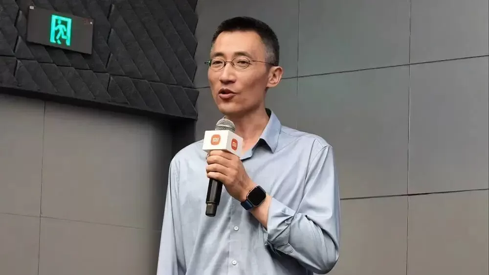 三颗芯片发布后，小米为什么仍没定义AI手机？ 出品 | 虎嗅科技组作者 | 梁卡尔编辑 | 苗正卿头图 | 虎嗅拍摄小米用三颗新款芯片，为AI提供了一整套可以量化的能力证据。8月24日，小米在玄戒技术沟通会上公布了三款新品芯片及技术细节。玄戒O3拥有200 TOPS的NPU算力，玄戒O100用1.22TB/s带宽突破端侧大模型的“内存墙”，玄戒D100则将高算力延伸到智驾和本地大模型。按照小米的划分，三者分别应对AI对高能效、高带宽和高算力的 [date