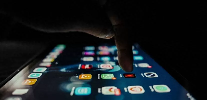 智谱认领“牛来模型”，背后由10万张国产芯片支撑 8月26日晚间，智谱正式上线并开源轻量旗舰多模态模型GLM-5.3-Flash。这款模型正是此前一周在海外开发者社区引发热议的匿名模型Ox Alpha，中文社区将其戏称为“牛来”。这场“身份猜谜”始于8月20日。当晚，Ox Alpha以“隐身模型”身份悄然登陆全球头部AI模型聚合平台OpenRouter，发布方显示为匿名第三方。该模型配置了100万token上下文窗口，支持文本、图像与视频多模态输 [date