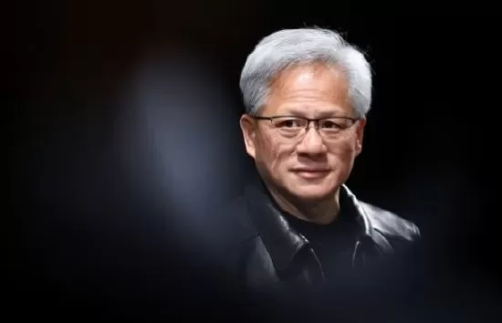 华尔街将英伟达AI芯片租赁价格打造成新型期货市场  AI支出持续膨胀，但如何为其定价仍是棘手难题。英伟达本周用一份强劲财报给热潮添上注脚——尽管供应吃紧，公司仍预计2028财年营收增长约70%。与此同时，英伟达正超越单纯芯片销售，开始为客户提供融资并参与租赁收入分成，华尔街日益将其比作“AI领域的央行”。首席执行官黄仁勋则更简洁地概括这一转变：“如今，计算本身就是收入。” 期货合约：为算力定价的新工具 华尔街正准备为部分算力赋予可交易的价格 [date