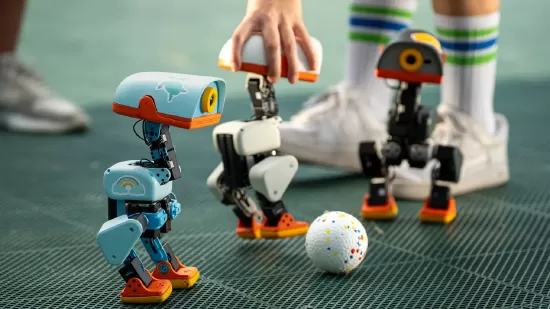 Hugging Face新款鸭子机器人热销，采用中国芯片  核心要点Microduck 是 Hugging Face 旗下法国子公司 Pollen Robotics 于上周推出的可编程机器人。这款鸭子造型机器人全套搭载各类传感器、电机，板载算力来自瑞芯微 RK3566 芯片。Omdia 首席分析师苏连杰（Lian Jye Su）表示，这家上交所上市企业是端侧人工智能领域的核心供应商。据开发者 Hugging Face 与 Pollen Robotics [date