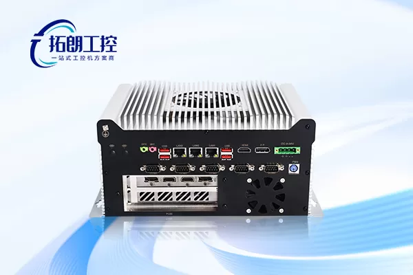嵌入式GPU工控机怎么选？小尺寸、高算力、桌面CPU、显卡？ 嵌入式GPU工控机这个品类，选型时容易踩的坑是“顾此失彼”。想要小尺寸，就得接受低功耗处理器和集成显卡，算力上不去；想要桌面级CPU加显卡，机箱尺寸往往直奔4U机架式，塞不进设备柜和实验台架。真正难找的，是在紧凑机身里同时满足桌面级算力、GPU扩展和工业级接口防护的机型。拓朗工控IBOX-602GT的配置逻辑，正是围绕这个平衡点展开的。一、尺寸与算力的矛盾，是选型的首要看点嵌入式场景对工控机的尺寸 [date