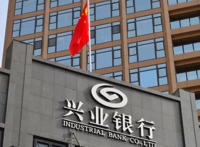 破局航司低碳转型痛点、点亮绿色金融创新标杆，兴业银行上海分行落地全国首单SAF嵌入式转型金融业务 近日，兴业银行上海分行联合吉祥航空成功落地全国银行业首单将可持续航空燃料（SAF）使用率指标嵌入航空行业信贷条款的转型金融创新业务，以专属、精准、可量化的绿色金融工具，深度赋能民航产业高质量、低碳化转型升级，打造航空行业转型金融创新标杆。本次创新业务紧扣《民用航空发展“十五五”规划》重点部署，锚定民航绿色发展核心方向，创新性构建“碳排放强度降幅+SAF使用率”双维度考核体系，将企业绿色转型成效与信 [date